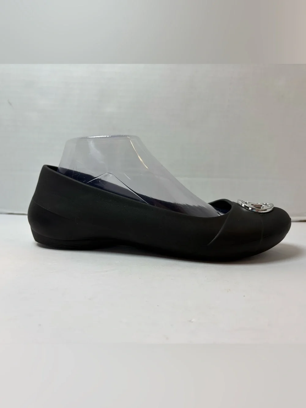 Crocs Gianna Black Slip-on Ballet Flat Loafers Silver Disc Medallion Size 8